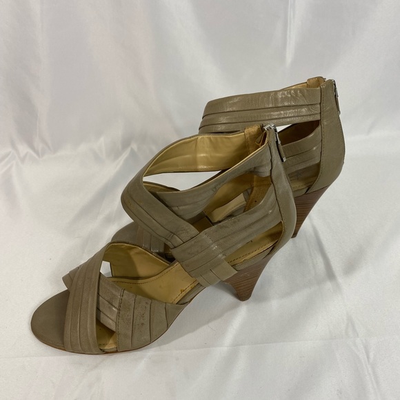 Heels - Picture 2 of 4